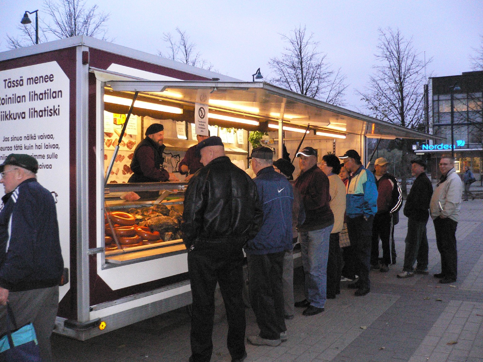 Liikkuva lihatiski ja asiakaskuntaa